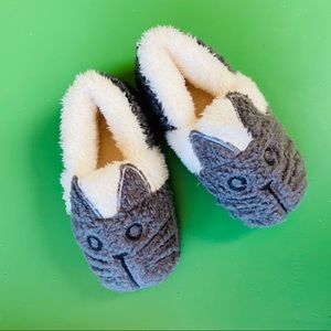 Toddler size 6\7 Gray Slippers